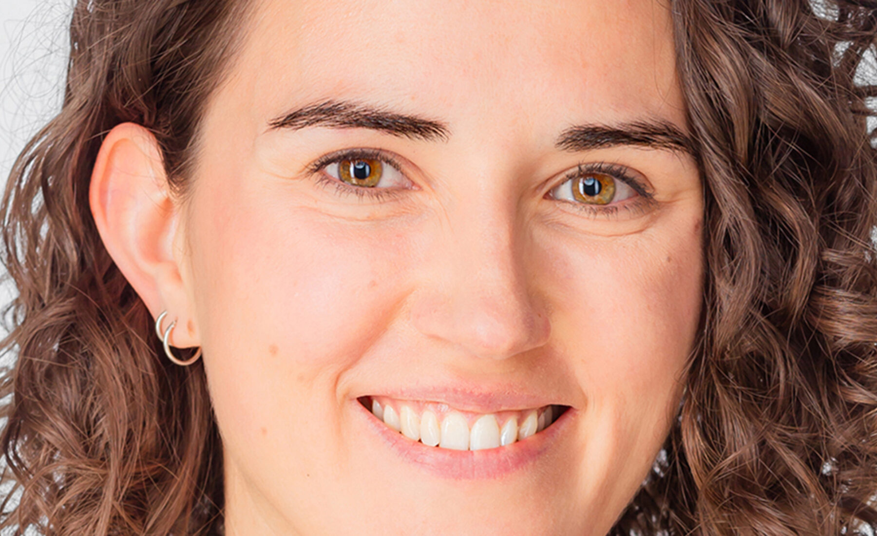 Ein heller, klarer Headshot – lebensfroh, wie sie selbst.