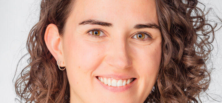 Ein heller, klarer Headshot – lebensfroh, wie sie selbst.